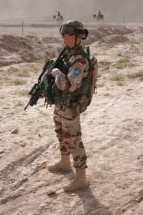 Paracaidista patrullando los aridos terrenos de Afganistán