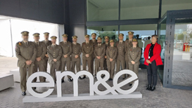 Grupo de alumnos a la entrada de las instalaciones