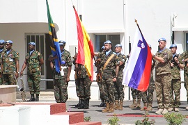 La Bandera de España saluda a la Bandera de Naciones Unidas