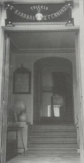 Puerta y vestíbulo del Colegio de Carabanchel (Foto del  Servicio Histórico Militar)