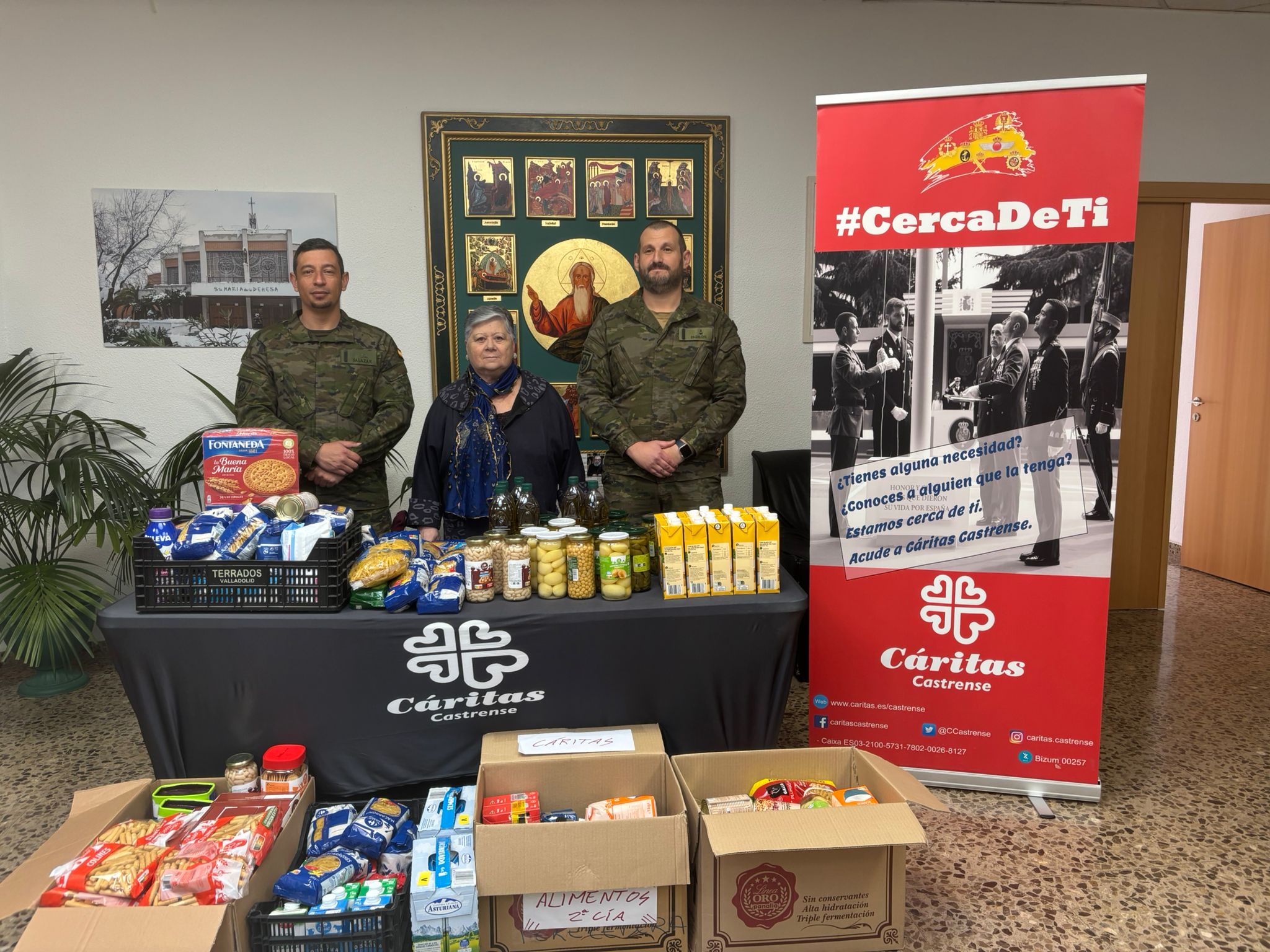Entrega alimentos a Cáritas Castrense
