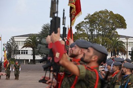 Formación presentando armas a la Bandera.