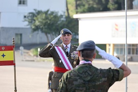 General Pardo de Santayana recibiendo novedades del jefe de la fuerza.