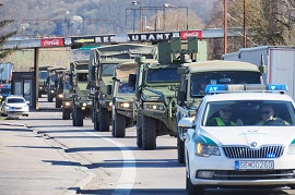 Convoy de vehículos españoles escoltados por la policia de Eslovaquia.