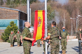 Piquete español izando la bandera española.