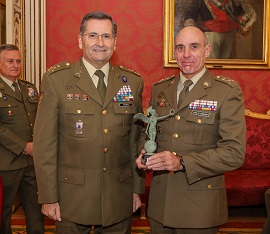 El general Pardo de Santayana recogiendo el trofeo GEJEME.
