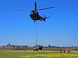 Helicóptero HU-21 engancha un vehículo para su helitransporte