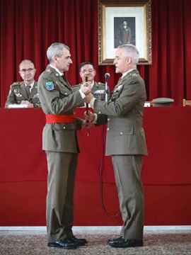 Entrega del bastón de mando oficial general
