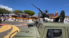 Desfile motorizado ente la autoridad.