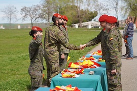Alféreces alumnos reciben la bandera mochila de la Academia de Artillería