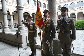 El coronel director tomando juramento
