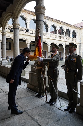 Un ciudadano jurando bandera