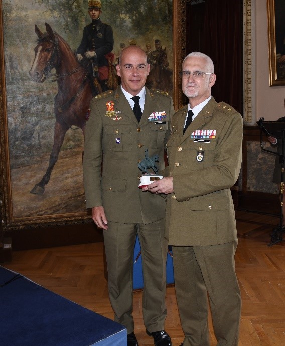El coronel Zalvide entrega el premio Memorial de Caballeria al teniente coronel Laborda