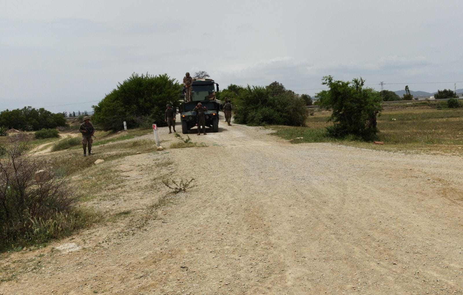 Ejercicio de escolta de convoy realizado en el exterior de la base militar