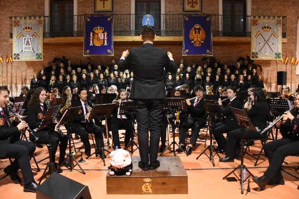 Banda y Coro de la Escuela Municipal de Música de Valladolid «Mariano de las Heras», dirigida por Ángel Páez
