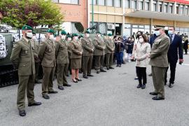 La ministra y el JEME con compañeros del fallecido
