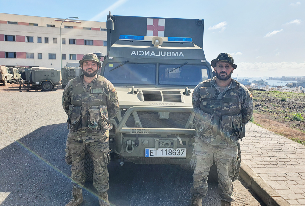 Dos militares del Regimiento de Artillería Antiaérea nº 94 auxilian a una pareja que había caído al mar