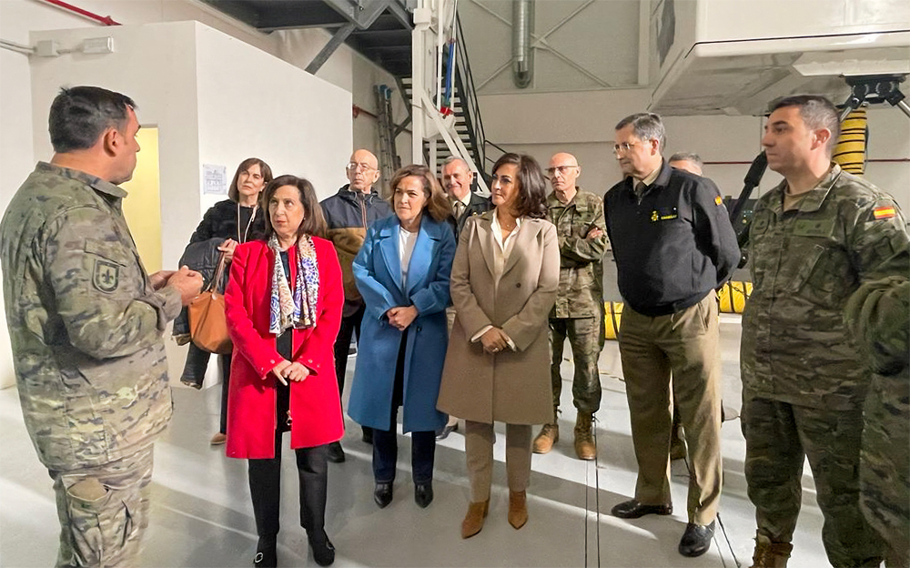 La ministra de Defensa visita las unidades de la base 'Héroes de Revellín'