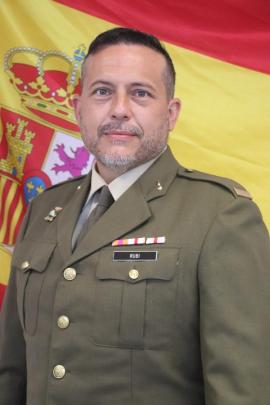 Un cabo 1º de la Escuela de Conductores de la Unidad Logística nº 24 colabora en la extinción de un incendio de tráfico