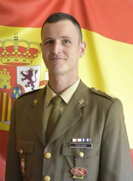 Un sargento 1º de la Brigada “Galicia” VII socorre a un anciano que se había caído a un pozo
