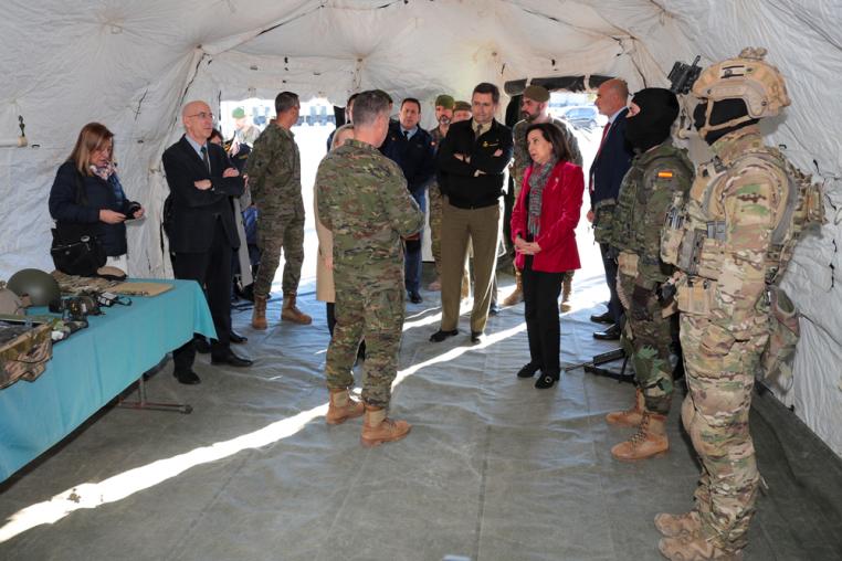 La ministra visita el Mando de Operaciones Especiales en Alicante