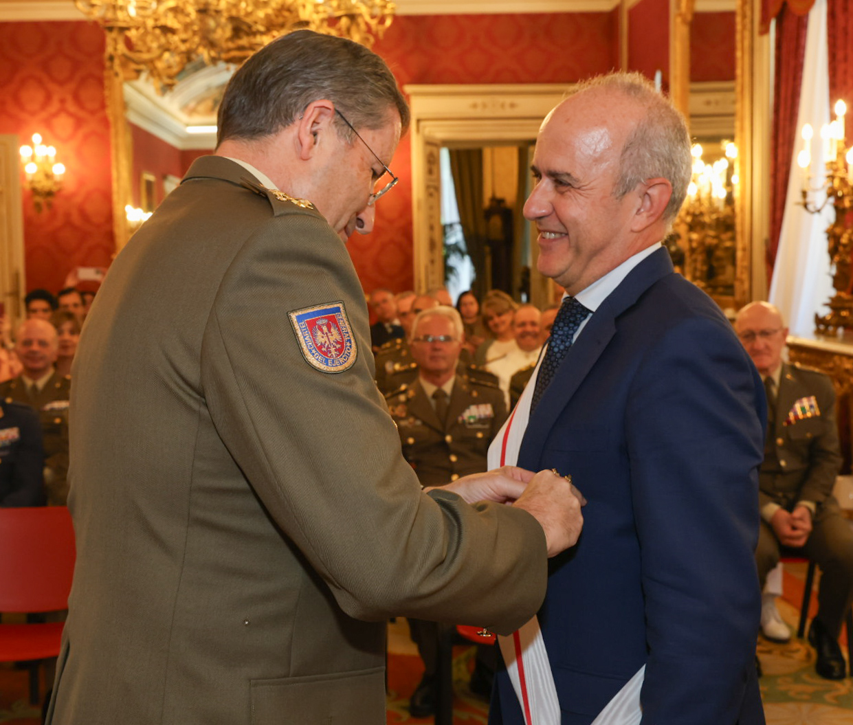 El JEME impone la placa de esta distinción