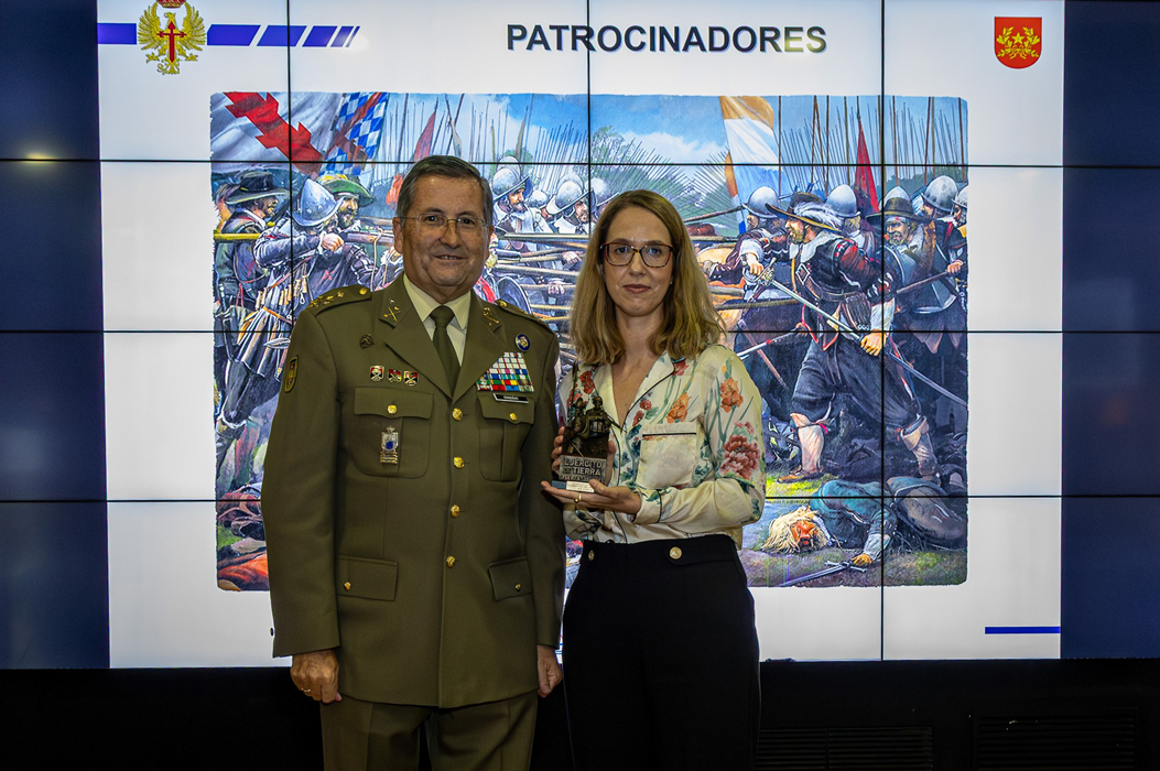 Entrega de obsequio conmemorativo por el JEME