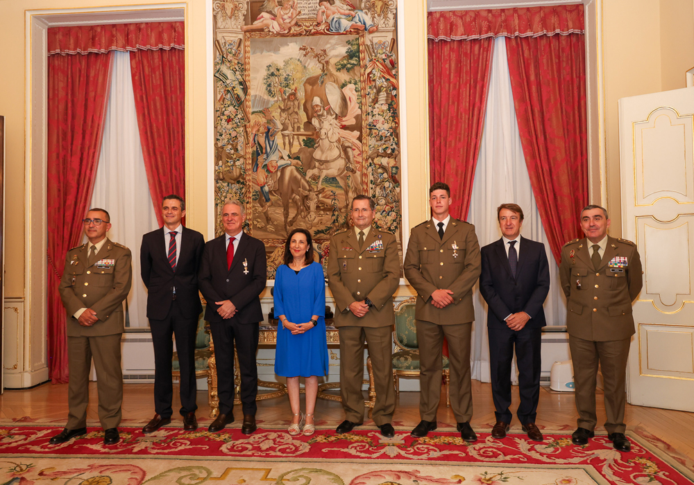 Acto de imposición de Cruces del Mérito Militar con Distintivo Blanco presidido por la ministra de Defensa en el Cuartel General del Ejército de Tierra