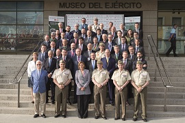 La ministra y el JEME, junto al resto de participantes en las jornadas