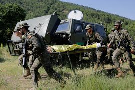 Práctica de evacuación de heridos durante el ejercicio