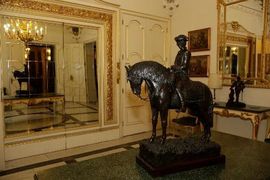 Escultura y ascensor