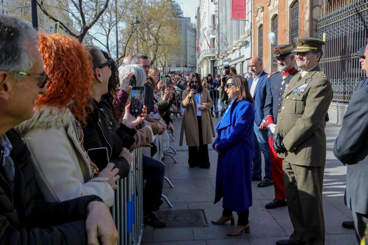 Autoridad con el público asistente