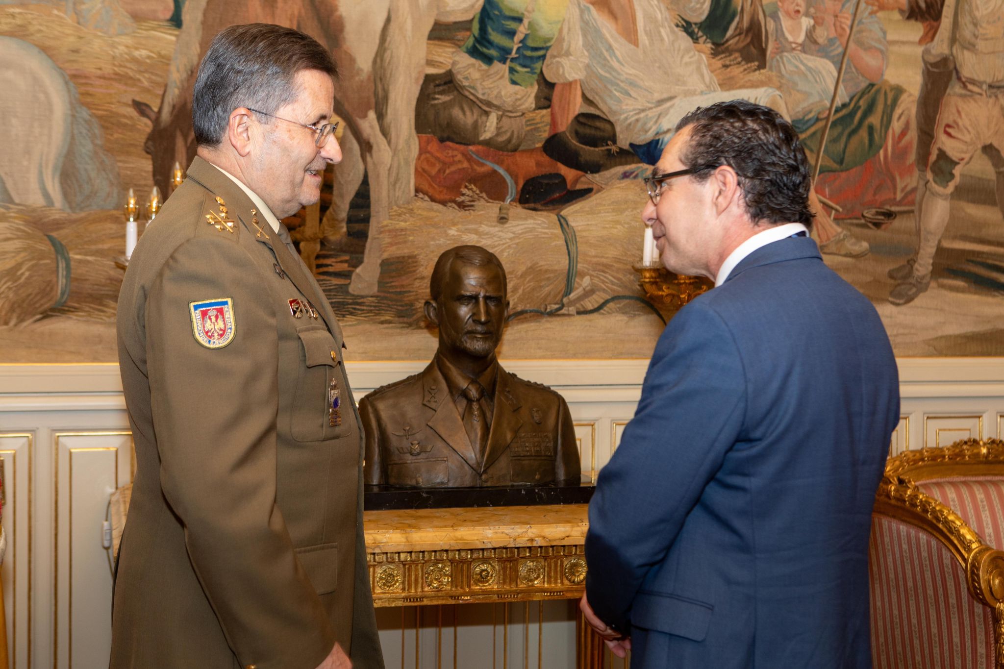 El JEME con el escultor