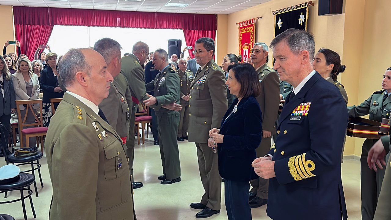 El JEME acompaña a la ministra de Defensa a la imposición de condecoraciones a los componentes de la Brigada 'Almogávares'
