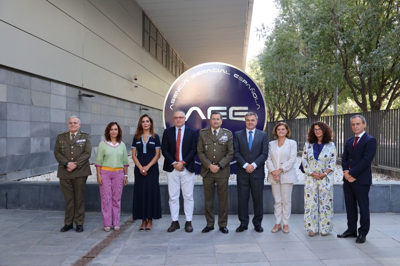 Imagen de grupo, el JEME con parte de la directiva