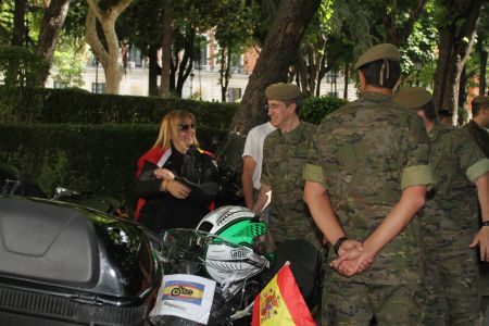 Los participantes de la Marcha Motera en los jardines del Palacio de Buenavista