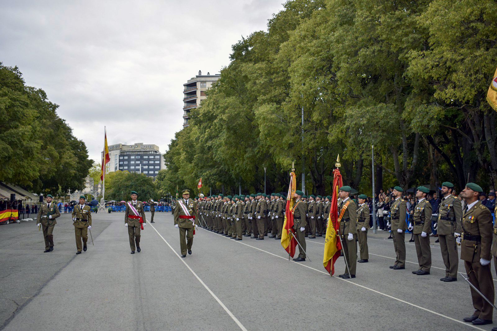 El JEME y el Alcalde de Pamplona presiden la Jura de Bandera para personal civil en el parque Antoniutti