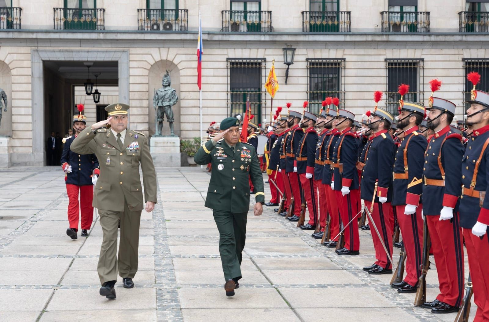 El JEME recibe en el Palacio de Buenavista, al Jefe de Estado Mayor del Ejército de Filipinas Romeo S Brawner JR
