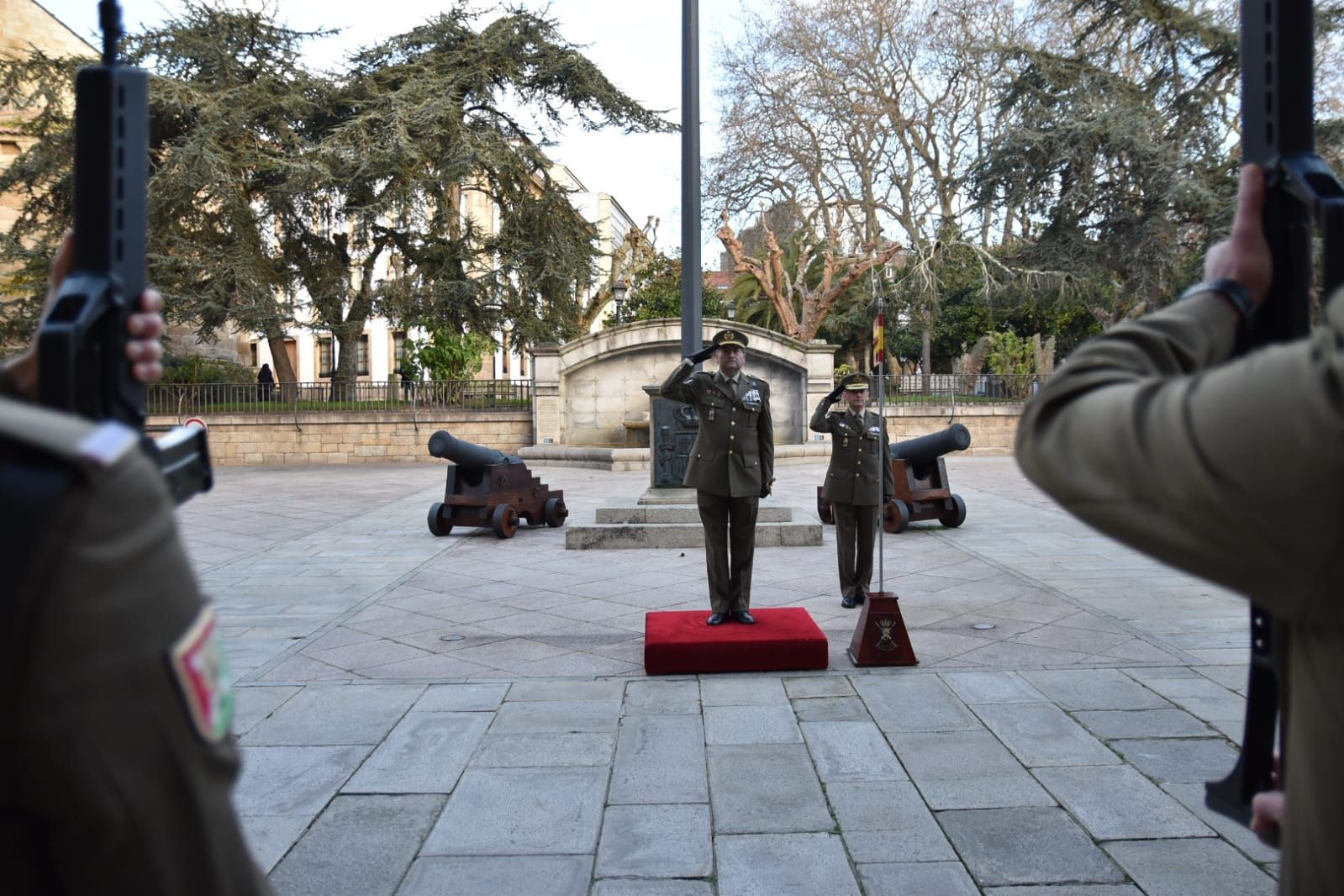 El G.E. Amador Enseñat y Berea JEME, ha realizado una visita de inspección a las unidades militares de la plaza de A Coruña.
