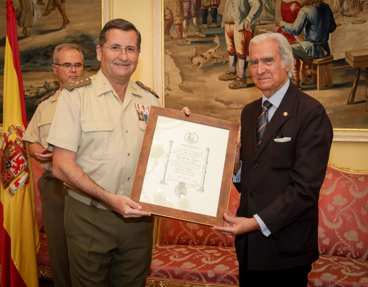 Entrega de diplomas que acreditan al Ejército de Tierra como 'Miembro de Honor' y al JEME como 'Miembro de Mérito' de dicha fundación