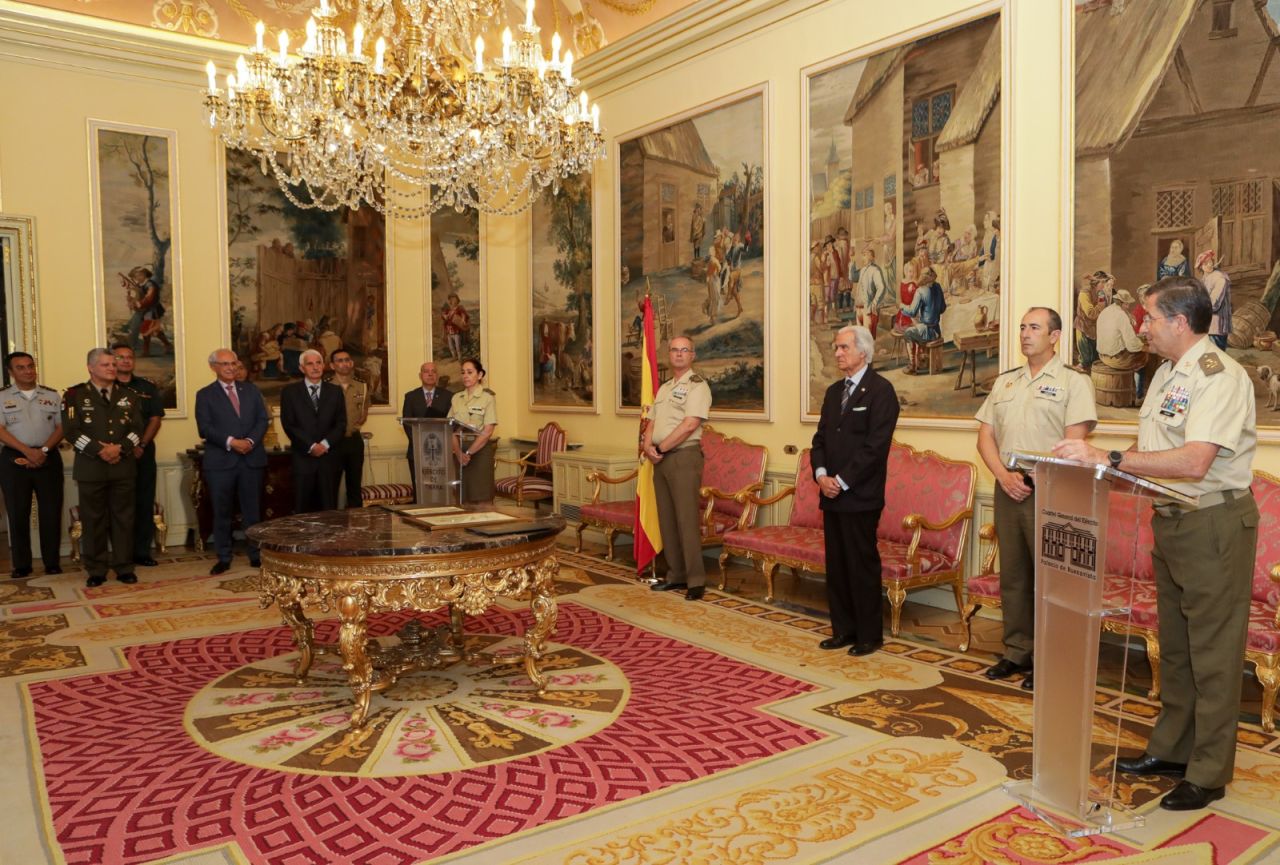 Entrega de diplomas que acreditan al Ejército de Tierra como 'Miembro de Honor' y al JEME como 'Miembro de Mérito' de dicha fundación