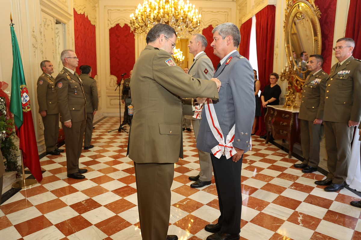 Imposición de medallas a los JEMEs francés Pierre Schill  y portugués Eduardo Manuel Braga da Cruz Mendes Ferrão