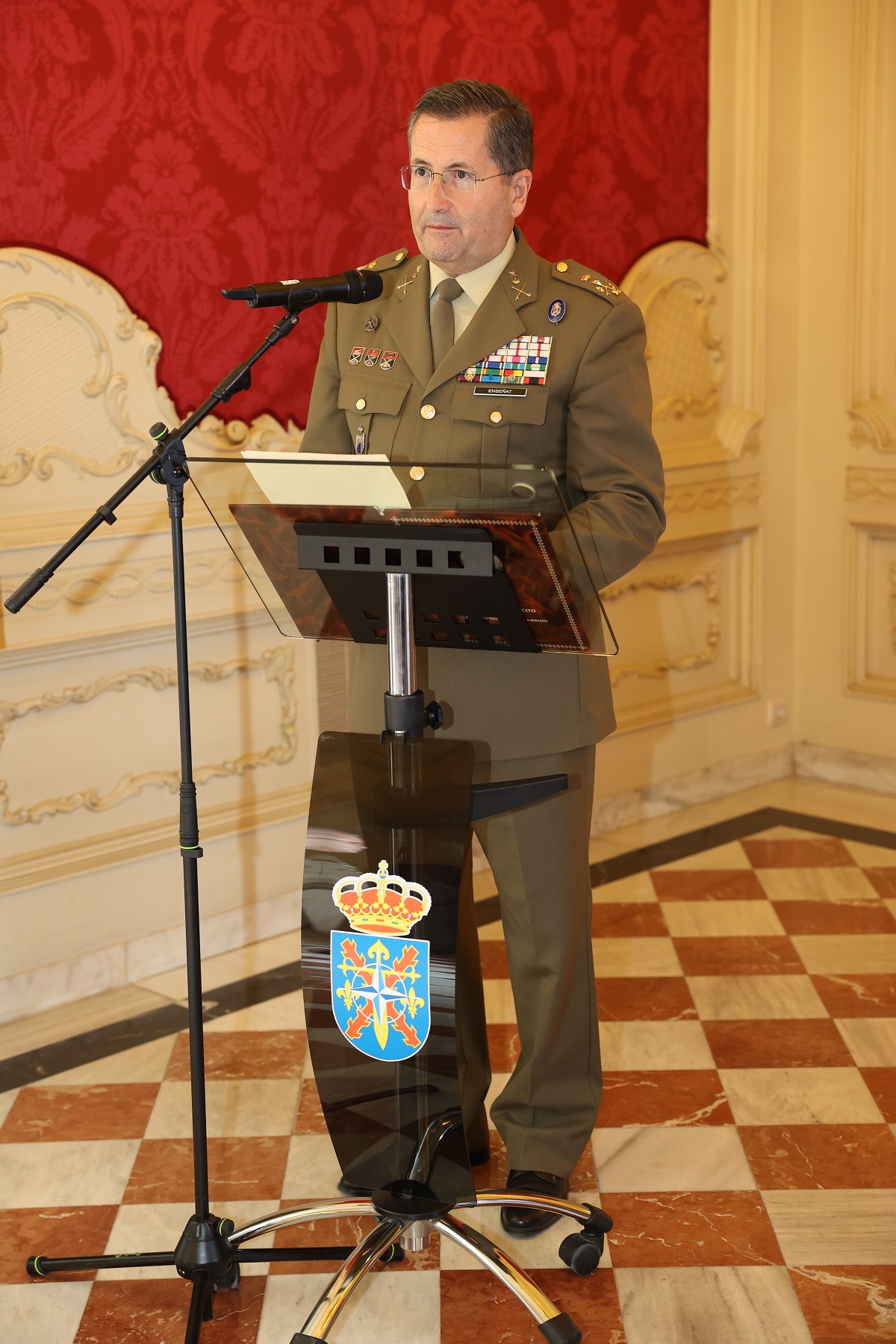 Imposición de medallas a los JEMEs francés Pierre Schill  y portugués Eduardo Manuel Braga da Cruz Mendes Ferrão