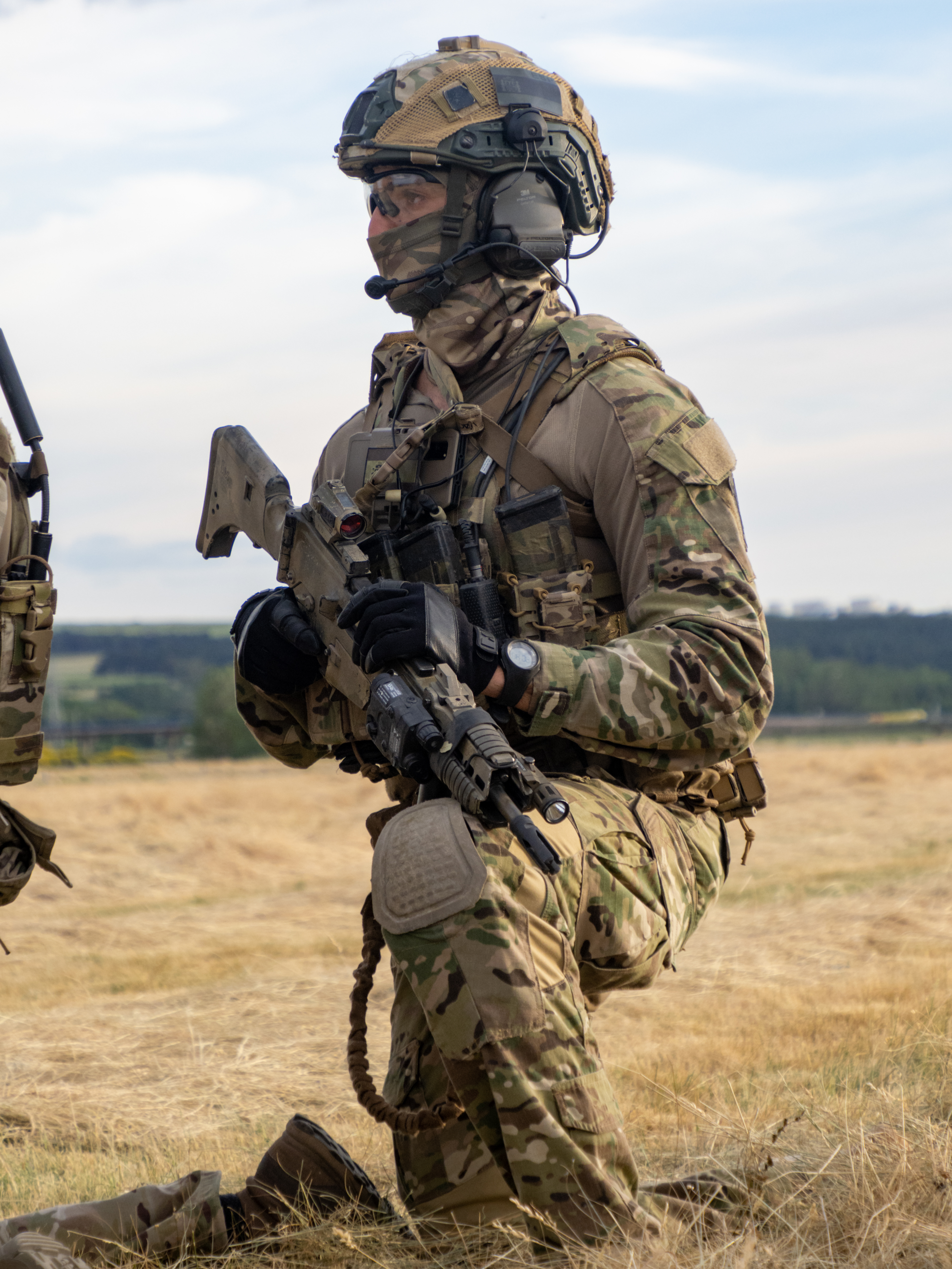 Guerrillero rodilla en tierra