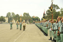 La autoridad pasando revista a las tropas en la BRILEG (Viator, Almería)