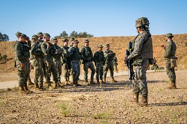 Instructor impartiendo charla sobre seguridad en Z.O.