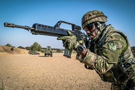 Miembro del contingente A/I XI realizando ejercicio de tiro.