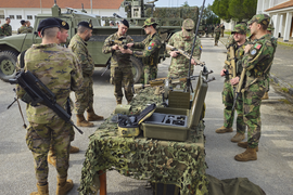 Intercambio de conocimientos entre miembros de los dos ejércitos
