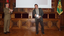 TG entrega obsequio al conferenciante