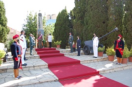 La Delegada del Gobierno y el Inspector General depositaron corona de laurel